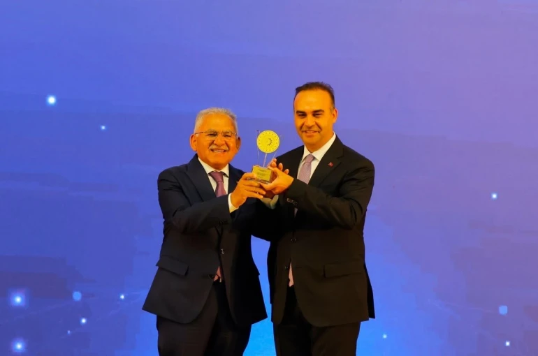Başkan Büyükkılıç, Türkiye’de ilk olan RES projesiyle Bakan Kacır’ın elinden ödül aldı 