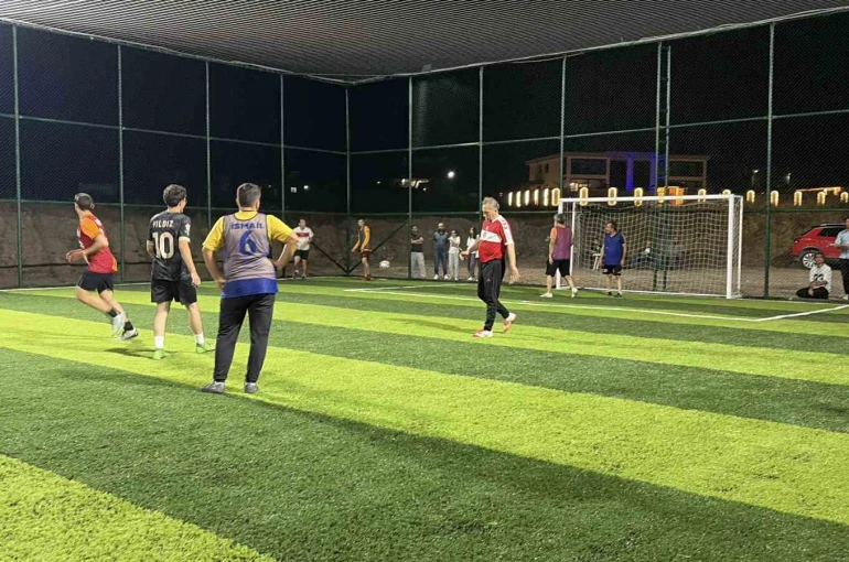 Başkan Çenet, söz verdiği halı sahayı tamamlayıp öğrencilerle sahaya çıktı 