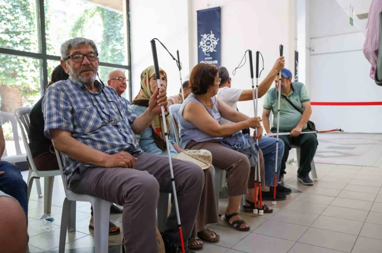 Başkan Çerçioğlu’ndan görme engelli vatandaşlara beyaz baston desteği