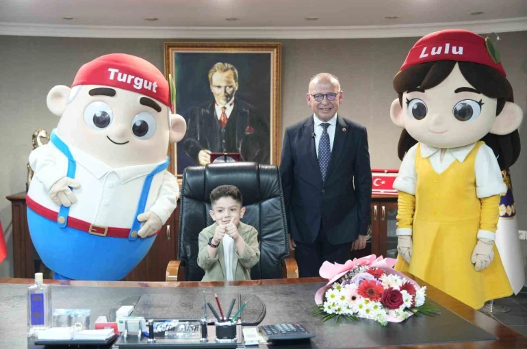 Başkan Çetin Akın koltuğunu minik başkana emanet etti 