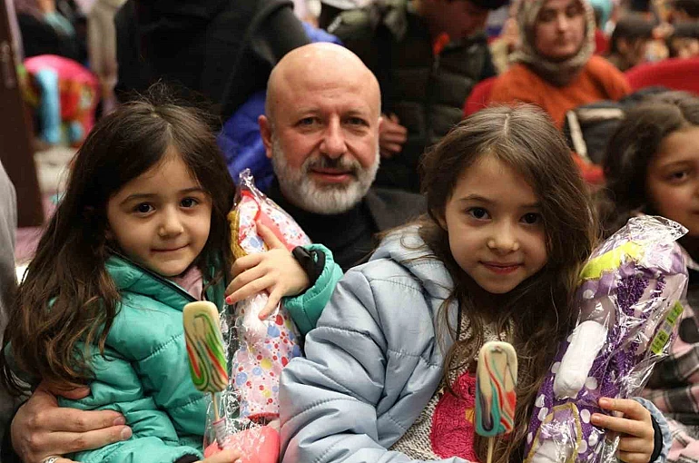 Başkan Çolakbayrakdar: "En kıymetli hazinemiz çocuklarımızın gülümsemesidir" 