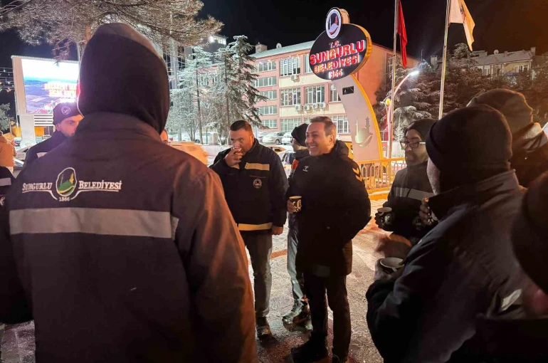 Başkan Dere’den karla mücadele ekiplerine sıcak kahve ikramı 