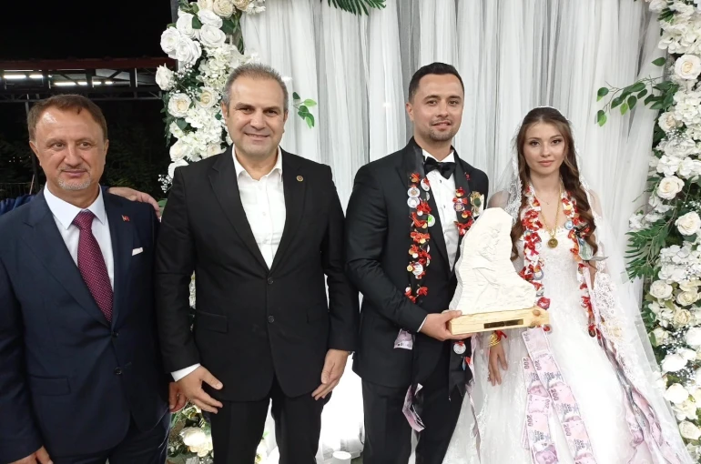 Başkan Dilsiz, genç çiftlerin mutluluğuna ortak oldu 