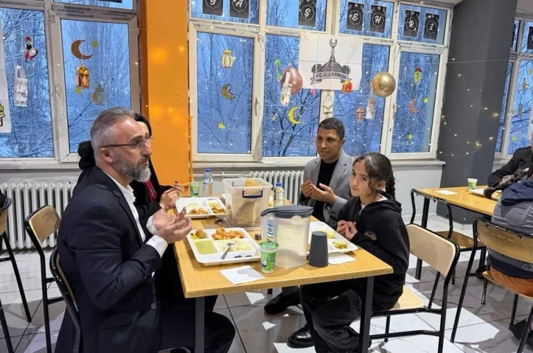 Başkan Durak öğrencilerle iftar açtı