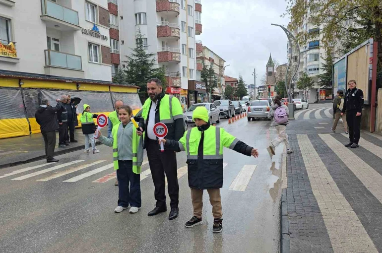 Başkan Ekinci, gönüllü öğrencilerle trafik kurallarına dikkat çekti 