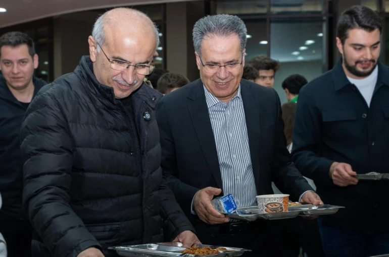 Başkan Er ile Rektör Akpolat sahur programında öğrencilerle bir araya geldi