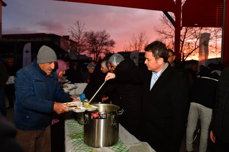 Başkan Erkan Aydın Panayır’da vatandaşlarla gönül sofrasında buluştu 