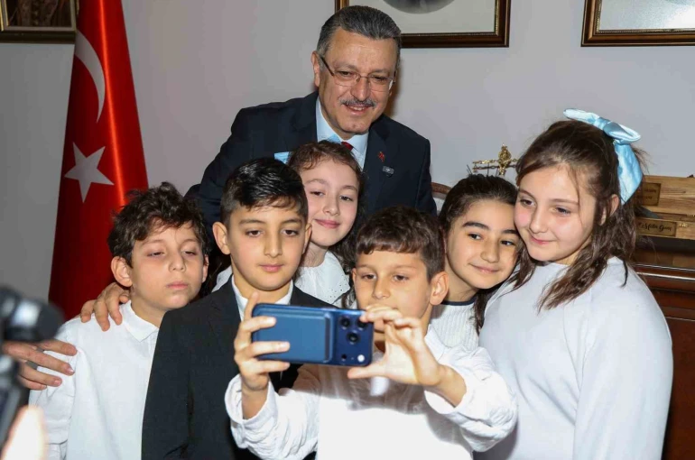 Başkan Genç, koltuğunu minik Hamza’ya devretti 