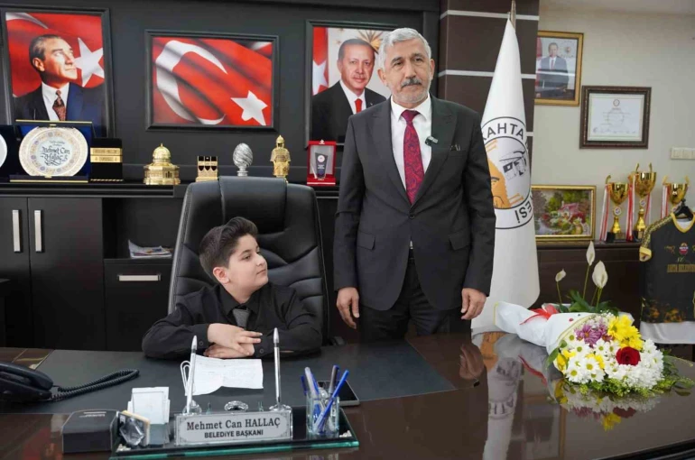 Başkan Hallaç, koltuğunu 10 yaşındaki Ebubekir’e devretti 