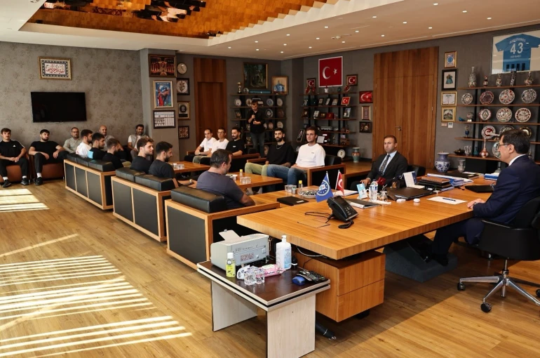 Başkan Kahveci, şampiyon basketbolcuları makamında ağırladı 