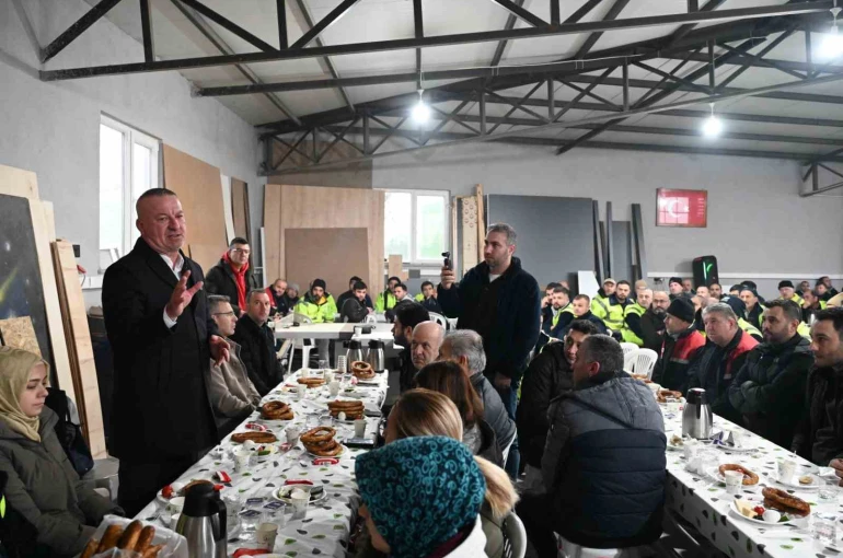 Başkan Karabatı, emekçileri kahvaltıda ağırladı 