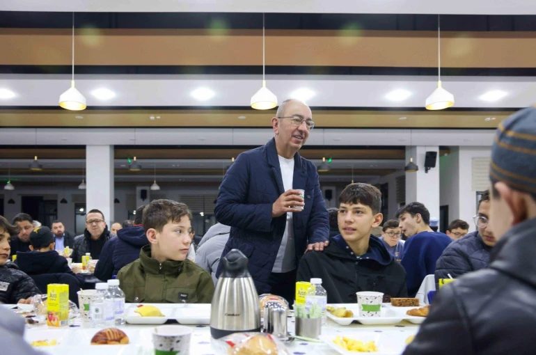 Başkan Kavuş, hafızlık yolcularıyla sahur sofrasında buluştu