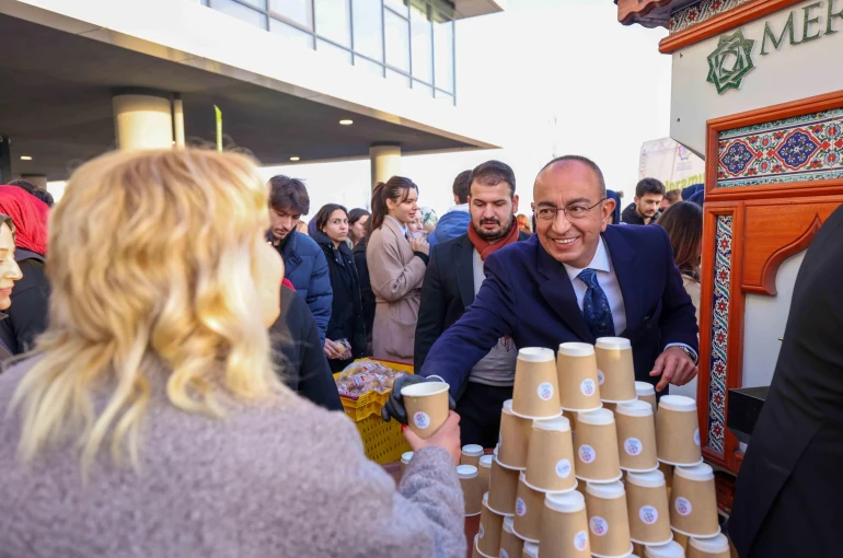 Başkan Kavuş'tan gençlere çorba ikramı