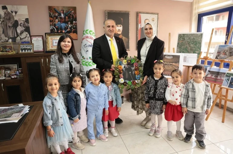 Başkan Kaya minik öğrencileri belediyede ağırladı 
