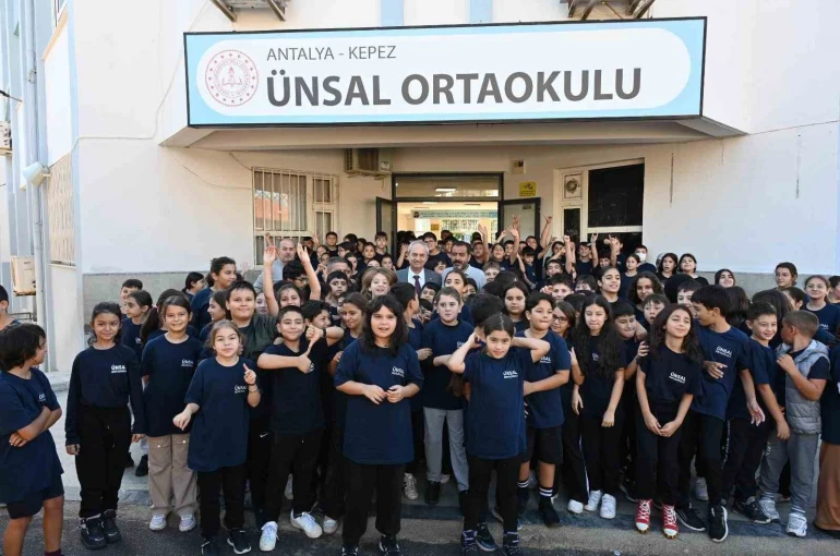 Başkan Kocagöz çeşme talebini yerine getirdi, öğrencilerle birlikte fidan dikti 