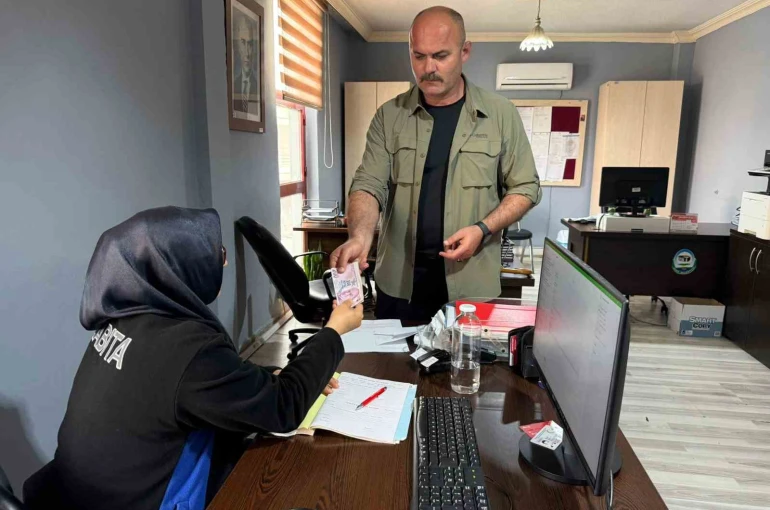 Başkan koruması bankamatikte bulduğu parayı zabıtaya teslim etti 