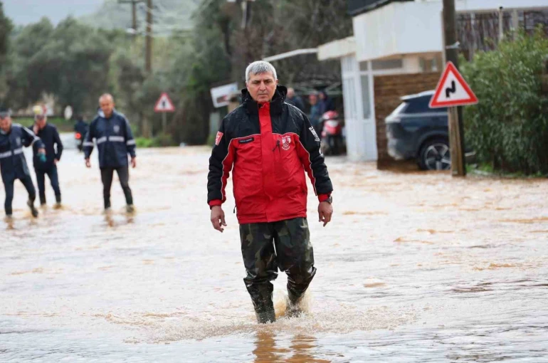 Başkan Mandalinci su taşkınlarının yaşandığı Kızılağaç’ta incelemelerde bulundu