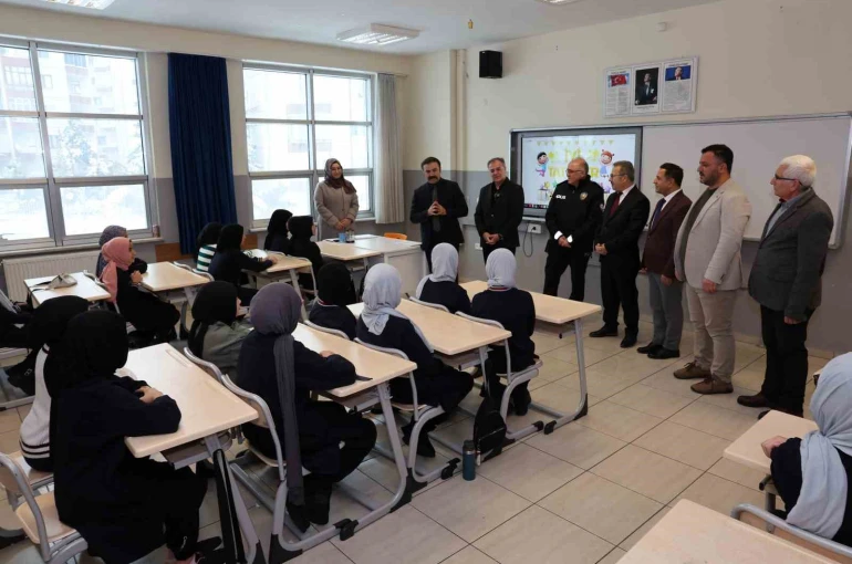 Başkan Özdoğan, öğrencilerin karne heyecanına ortak oldu 