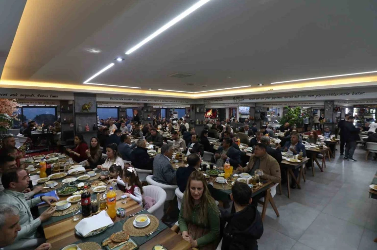Başkan Özel, muhtarlarla iftarda bir araya geldi 