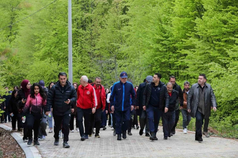Başkan Özlü, gençlerle doğa yürüyüşü yaptı 