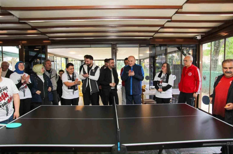 Başkan Özlü Kusursuz kafenin özel çalışanlarıyla masa tenisi oynadı 
