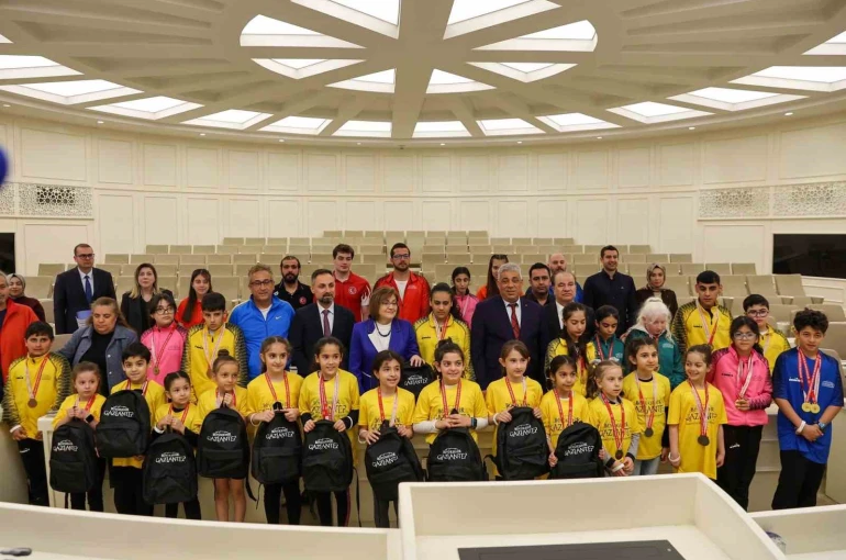 Başkan Şahin, şampiyon sporcularla bir araya geldi 