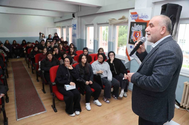 Başkan Sandıkçı: "Gençlerimizin her daim yanındayız"