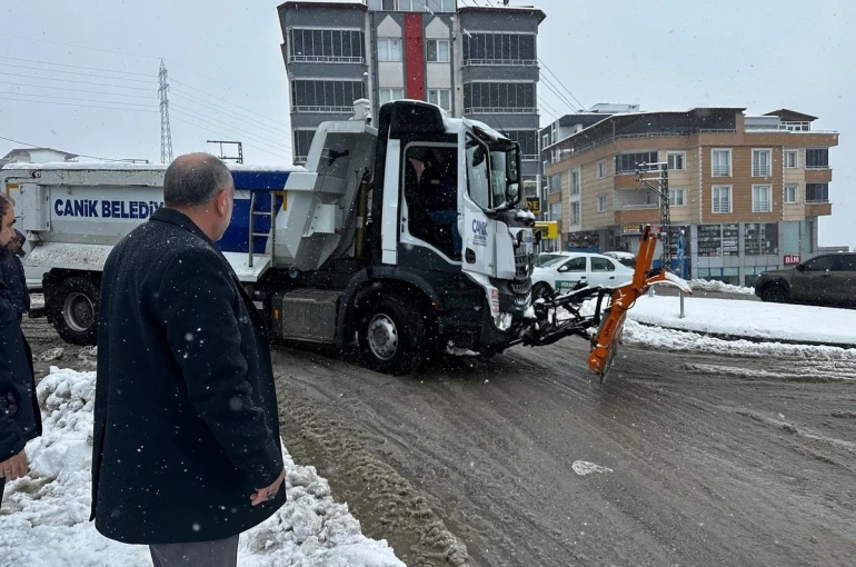 Başkan Sandıkçı’dan karla mücadele çalışmalarına yakın takip 