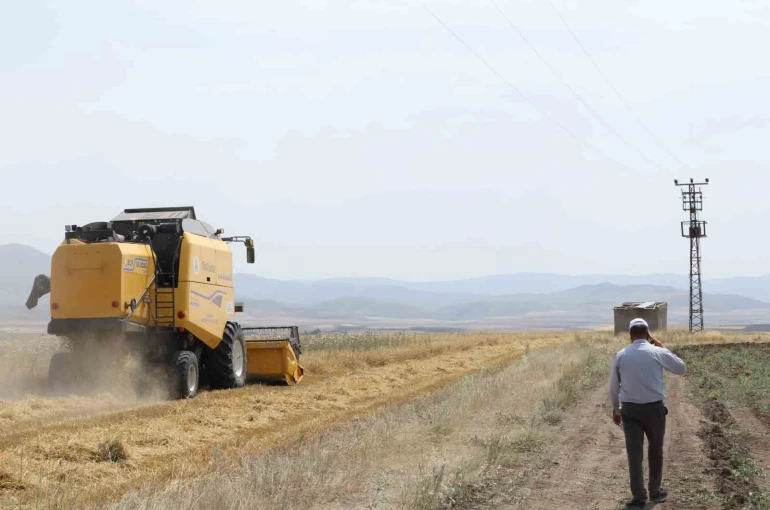 Başkan Sekmen’den üreticiye biçerdöver desteği: "Toprağın dili berekettir"