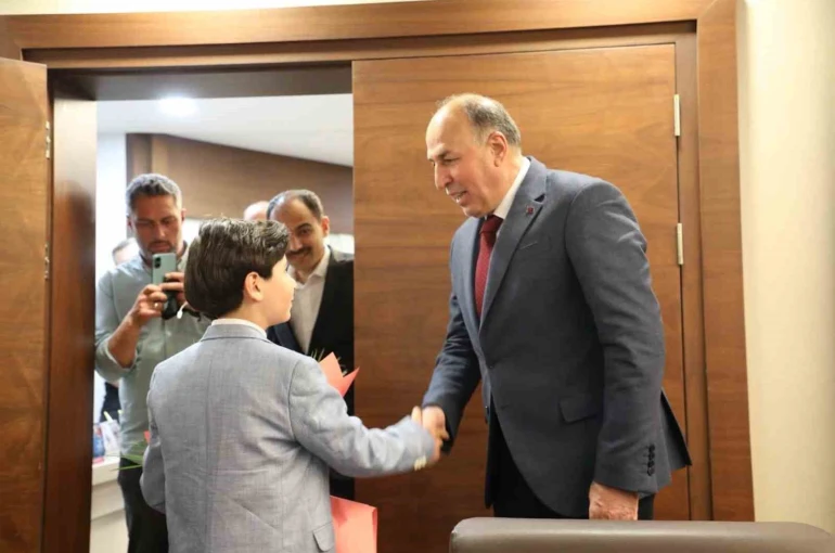 Başkan Şerif Arslan koltuğunu Harun Alp’e devretti 