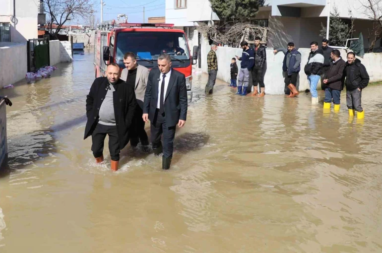 Başkan Şimşek çizmeleri giydi, su baskınının yaşandığı sokakta inceleme yaptı 