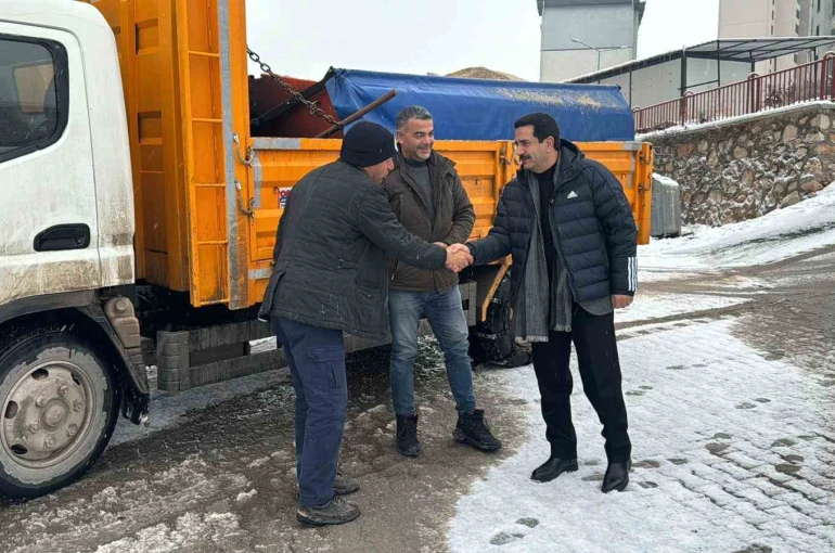 Başkan Taşkın, karla mücadele çalışmalarını sahada inceledi 