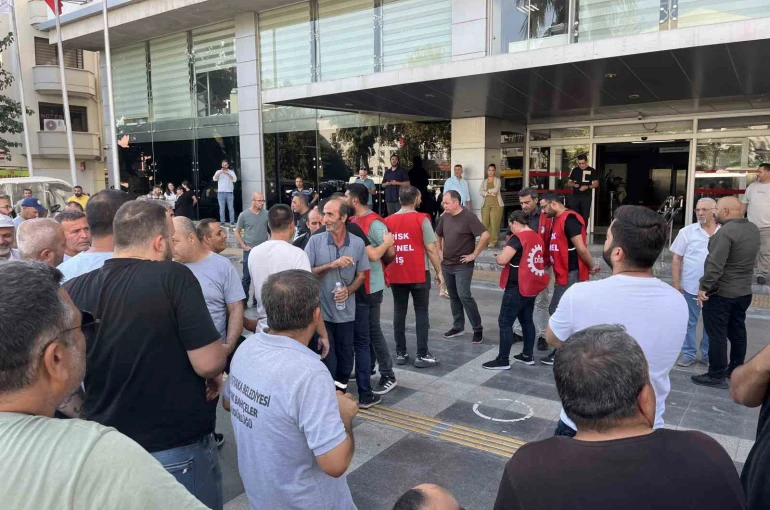 Başkan Tugay Karşıyaka’da çöp toplattı, işçiler karşı karşıya geldi 