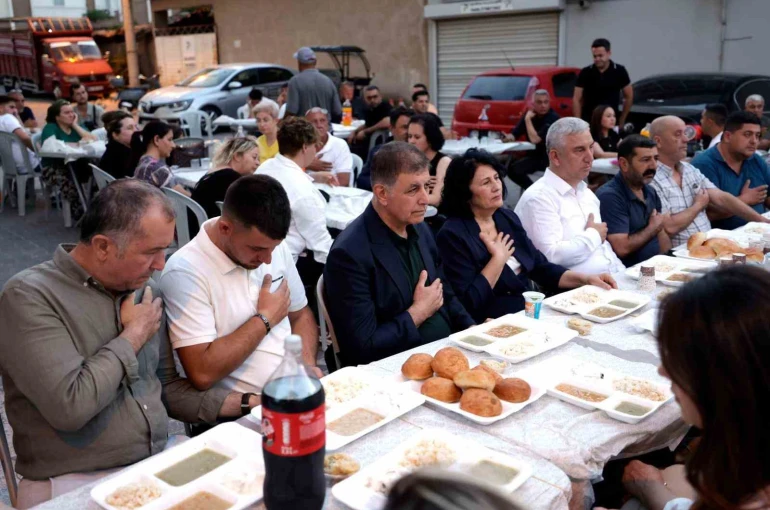 Başkan Tugay, Kınık’ta muharrem lokmasını paylaştı 