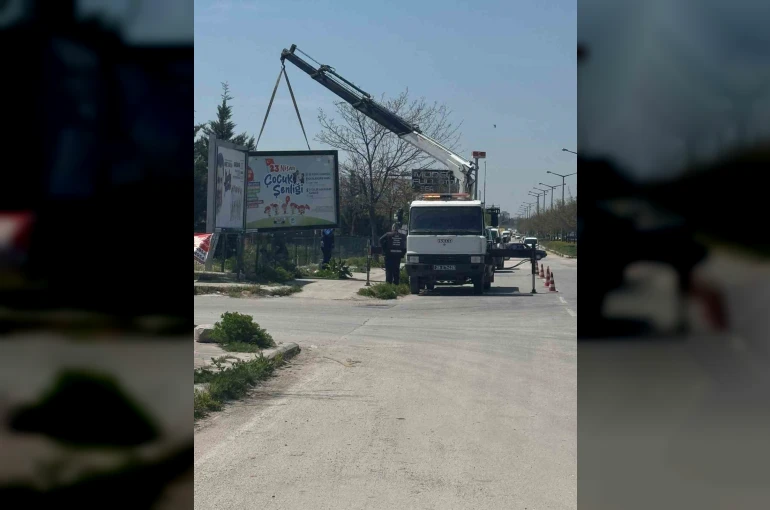 Başkan Tunç’tan Büyükşehir’e ’billboard’ tepkisi: "Bu zararı kim karşılayacak?" 
