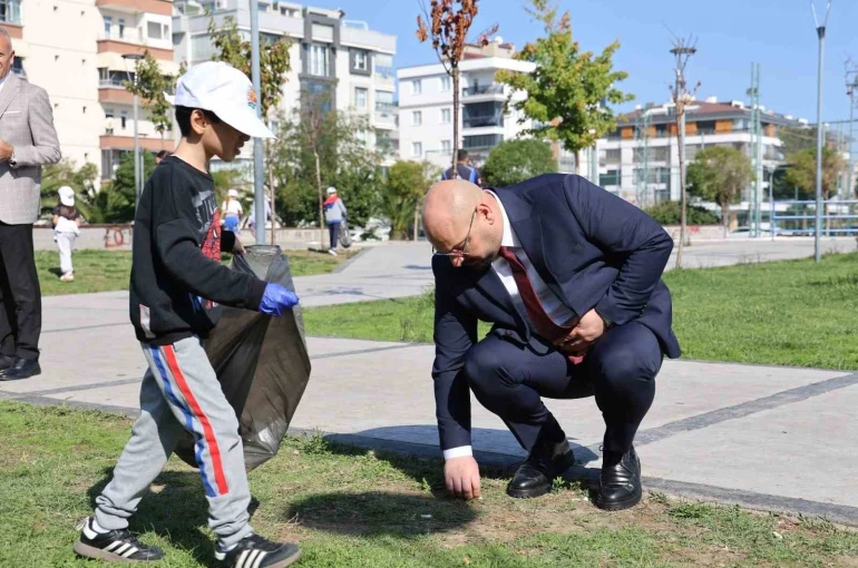 Başkan Türkel, öğrencilerle çöp topladı 