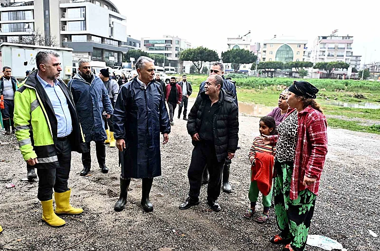 Başkan Uysal, sel baskınından zarar gören evlerde 