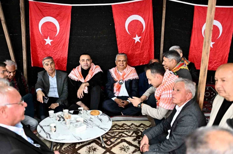 Başkan Uysal, yörüklerle bir araya geldi tuluk başına geçip keşkek dövdü 