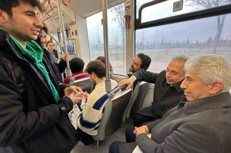 Başkan Yalçın meclis toplantısına tramvayla gitti 