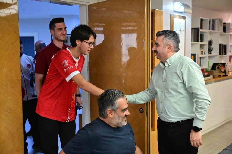 Başkan Yılmaz şampiyonları ağırladı 