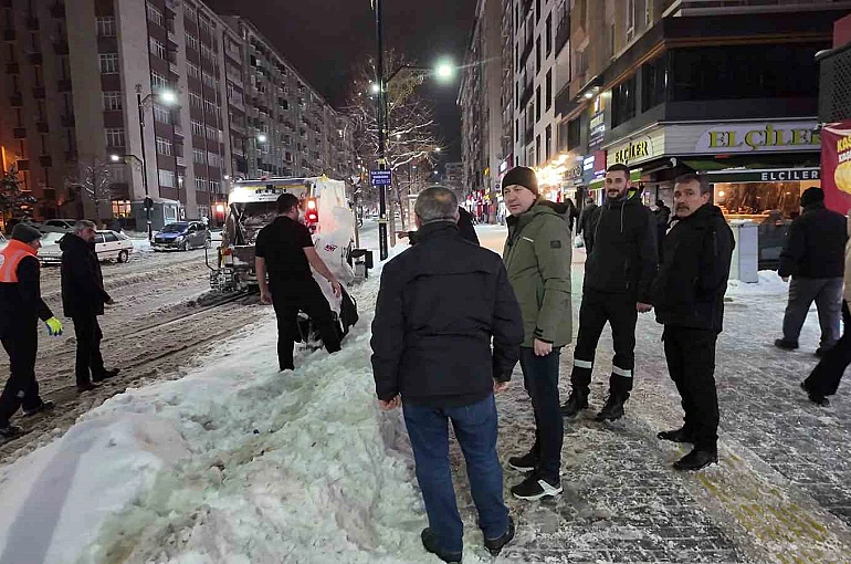 Başkan yolda kalan yolcuları evlerine ulaştırdı 