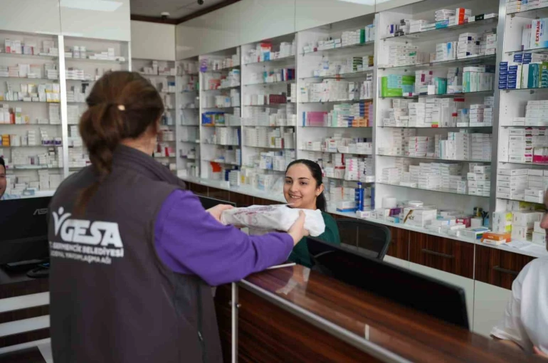 Başkan Zencirci, eczane teknisyenlerini unutmadı 