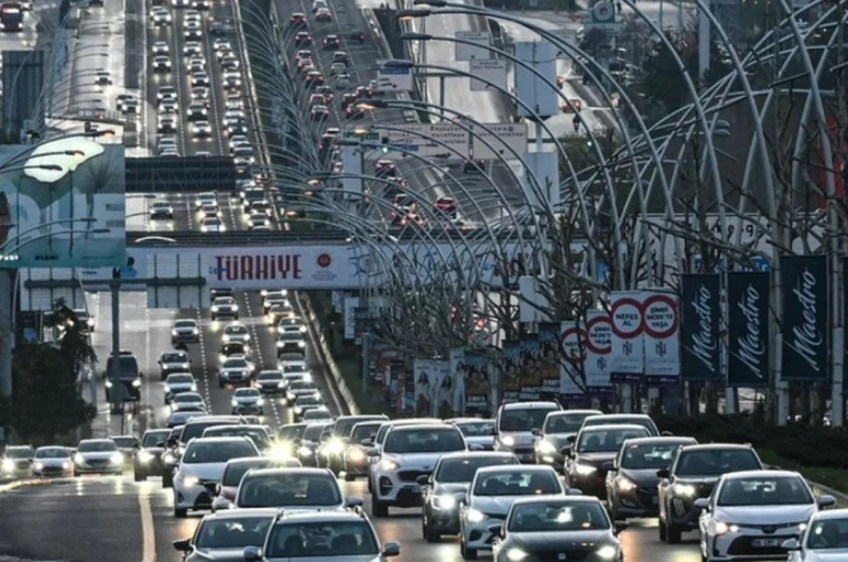 Başkentin büyüyen trafik sorunu karşısında Ankara Büyükşehir Belediyesi yetersiz kaldı 