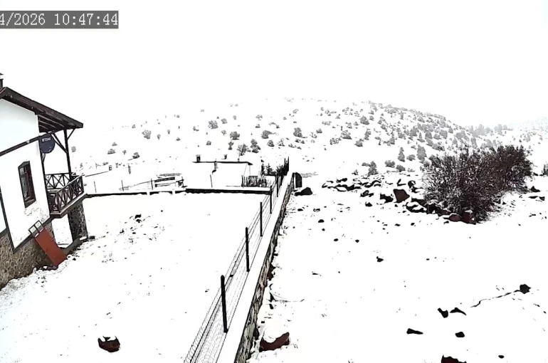 Başkentin yüksek kesimlerinde kar yağışı etkili oldu 