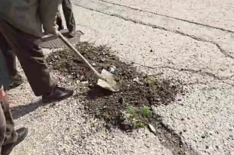 Başkentte belediyeden umudu kesen vatandaşlar köstebek yuvasına dönen yolları kendileri onardı 