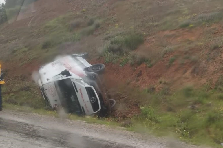 Başkentte direksiyon hakimiyetini kaybeden ambulans yan yattı 