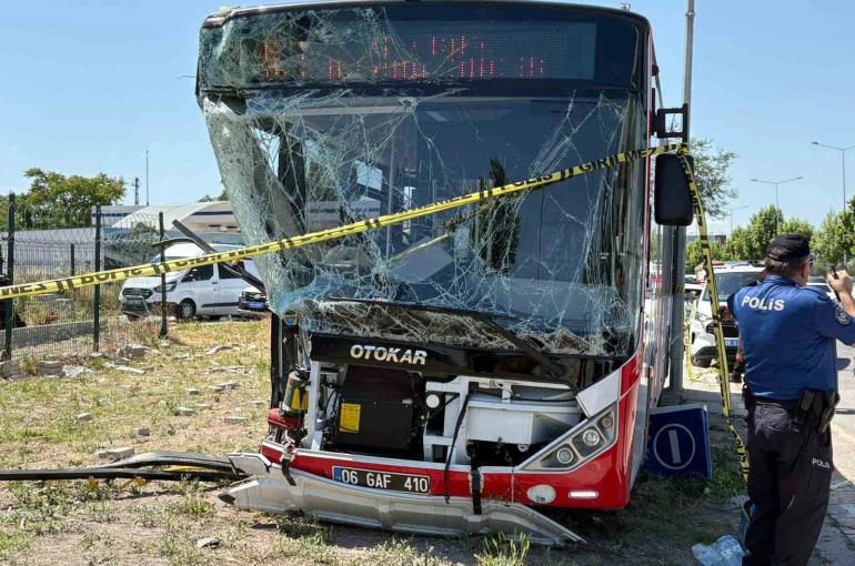 Başkentte EGO otobüsü kaza yaptı: 1 ölü, 9 yaralı