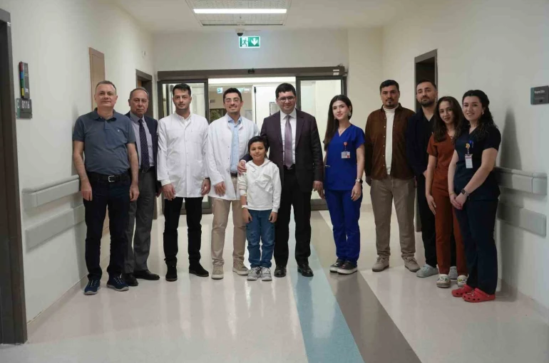 Başparmağında ileri derece hareket kısıtlılığı olan çocuk, operasyonla sağlığına kavuştu 