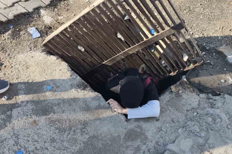 Bastığı gider mazgalı kayan kız öğrenci, 1 buçuk metrelik çukura düştü 