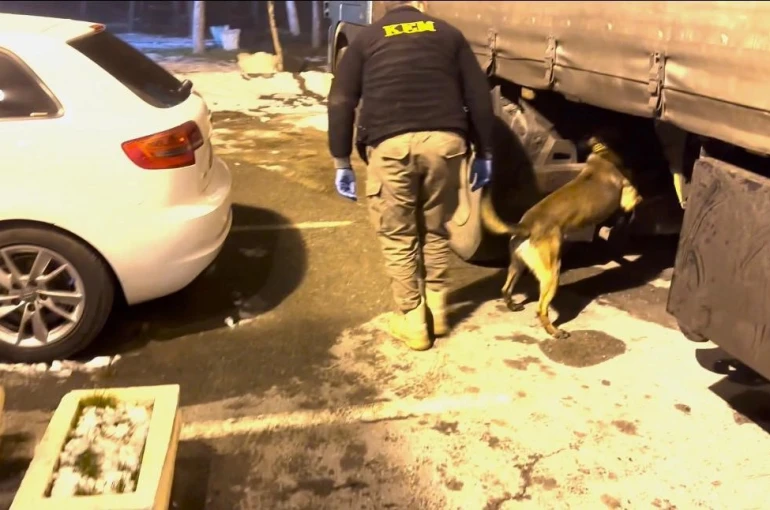 Batman polisinden nefes kesen operasyon: Tırda 51 kilo uyuşturucu ele geçirildi 